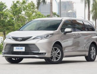 Минивэн Toyota Sienna в Китае получил полный привод и подешевел
