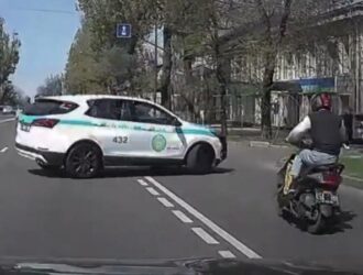 «Претензий не имею». В патрульную машину врезался мопед