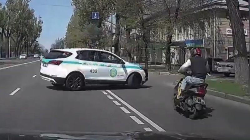 «Претензий не имею». В патрульную машину врезался мопед