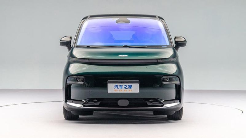 Рассекречен интерьер вэна Geely, названного в честь авиалайнера