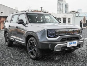 Бюджетный кроссовер BAIC BJ30 — суровая внешность и передний привод