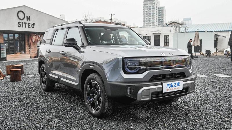 Бюджетный кроссовер BAIC BJ30 — суровая внешность и передний привод