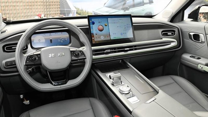 Бюджетный кроссовер BAIC BJ30 — суровая внешность и передний привод