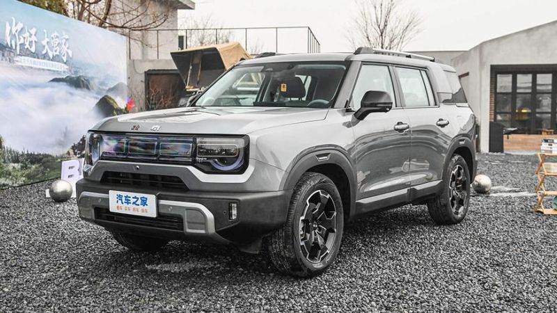 Бюджетный кроссовер BAIC BJ30 — суровая внешность и передний привод
