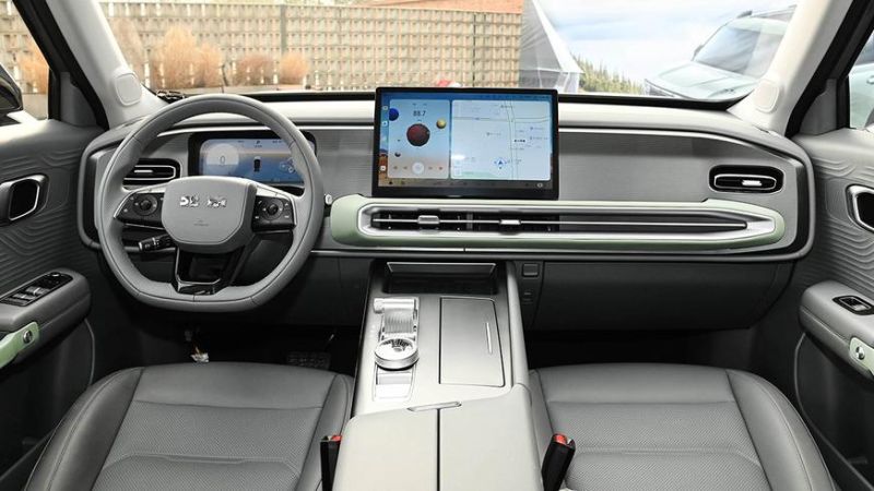 Бюджетный кроссовер BAIC BJ30 — суровая внешность и передний привод
