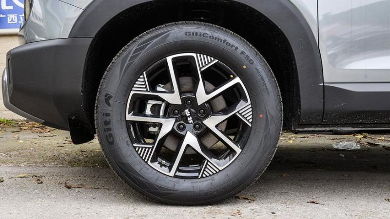 Бюджетный кроссовер BAIC BJ30 — суровая внешность и передний привод