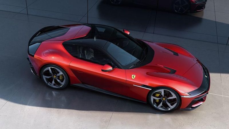У Ferrari появился новый суперкар с атмосферным V12