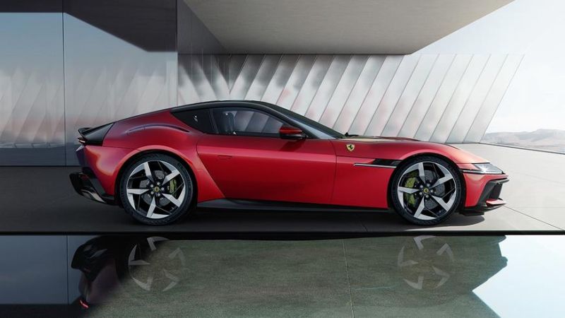 У Ferrari появился новый суперкар с атмосферным V12