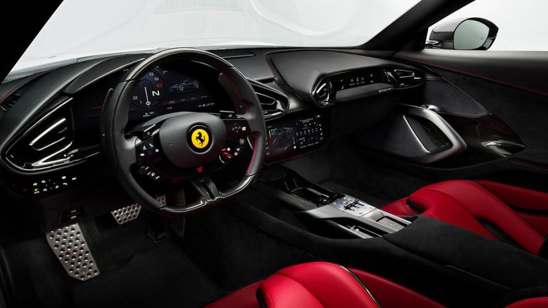 У Ferrari появился новый суперкар с атмосферным V12