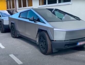 В Литве задержали два Tesla Cybertruck. Их могли везти в Россию