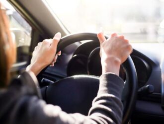 Во Франции мужчин призвали управлять авто, как женщины