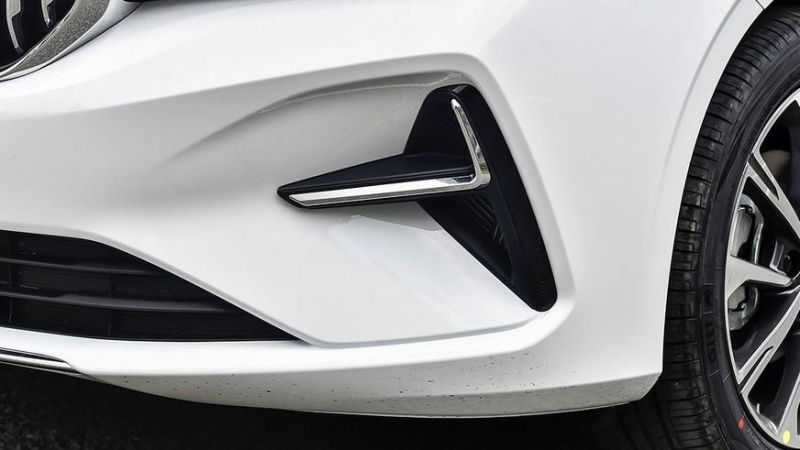 Geely снова обновит седан Emgrand: официальные фото