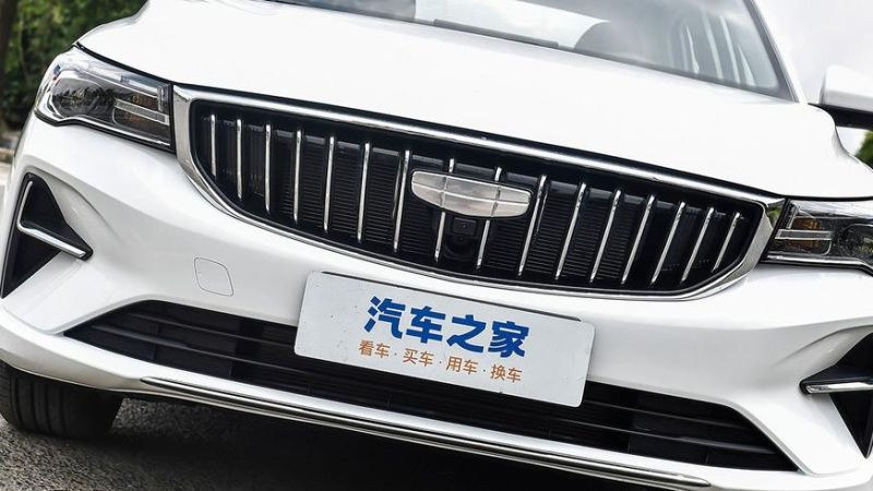 Geely снова обновит седан Emgrand: официальные фото