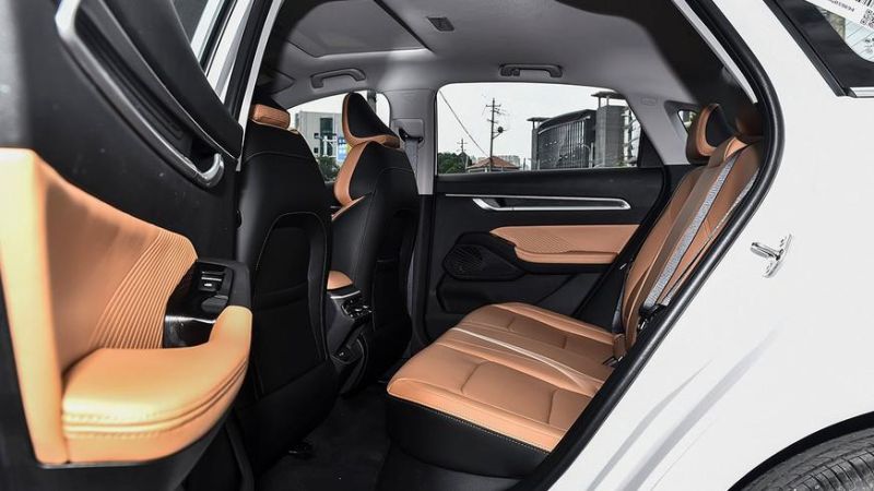 Geely снова обновит седан Emgrand: официальные фото