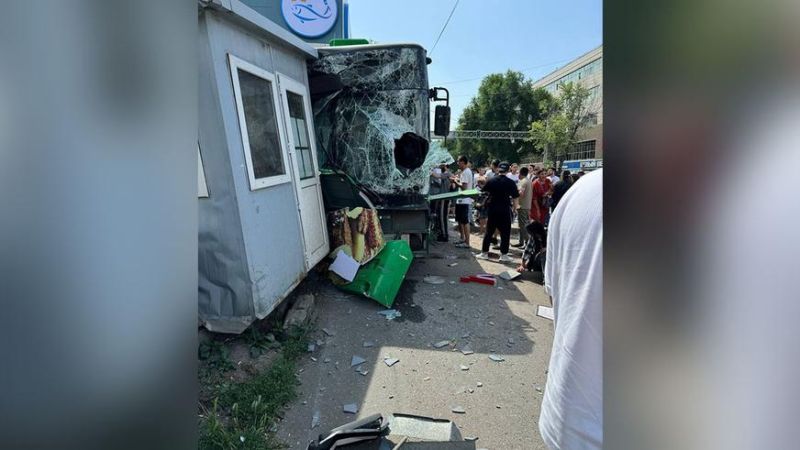 Крупное ДТП с автобусом в Алматы. Один человек погиб