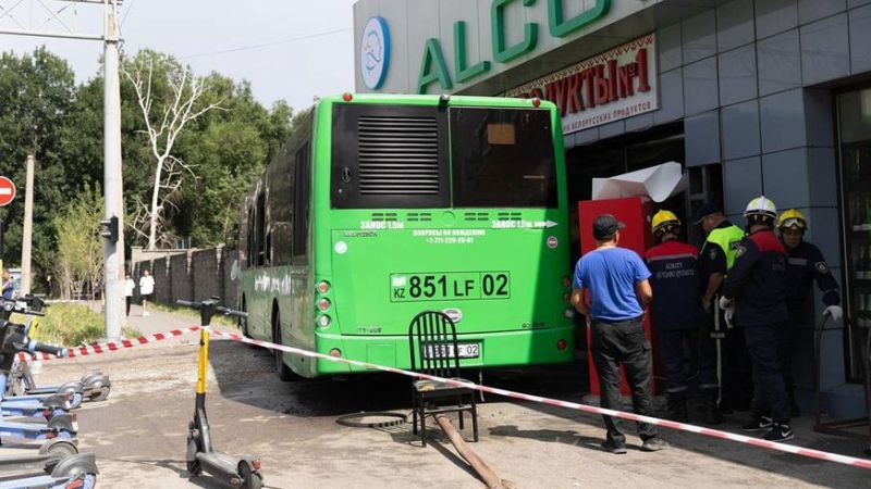 Крупное ДТП с автобусом в Алматы. Один человек погиб