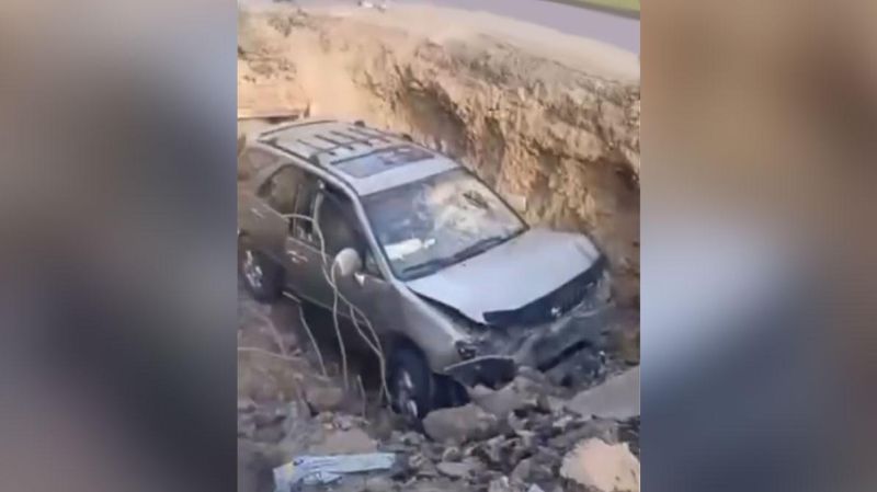Lexus с детьми провалился в глубокую траншею в Таразе