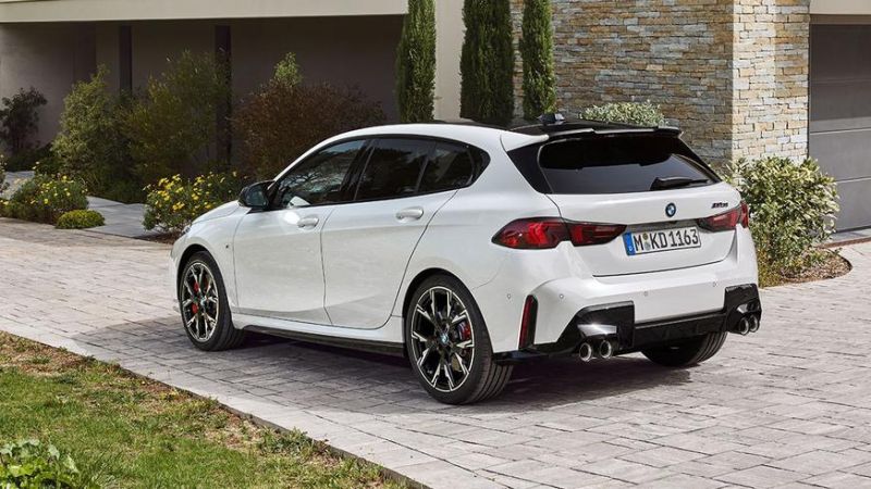 Представлен новый BMW 1-й серии: минус механика, плюс экраны
