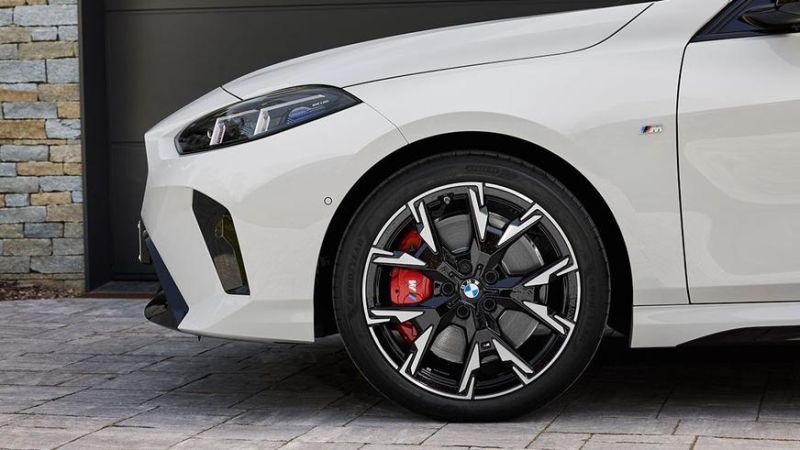 Представлен новый BMW 1-й серии: минус механика, плюс экраны