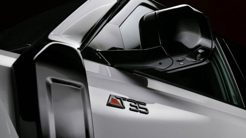 В Arctic Trucks слегка обновили Defender AT35
