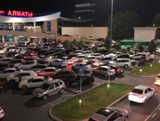 Заторы на парковке аэропорта Алматы продолжатся до конца лета