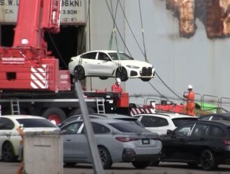 BMW со сгоревшего автовоза хотят продавать по всему миру