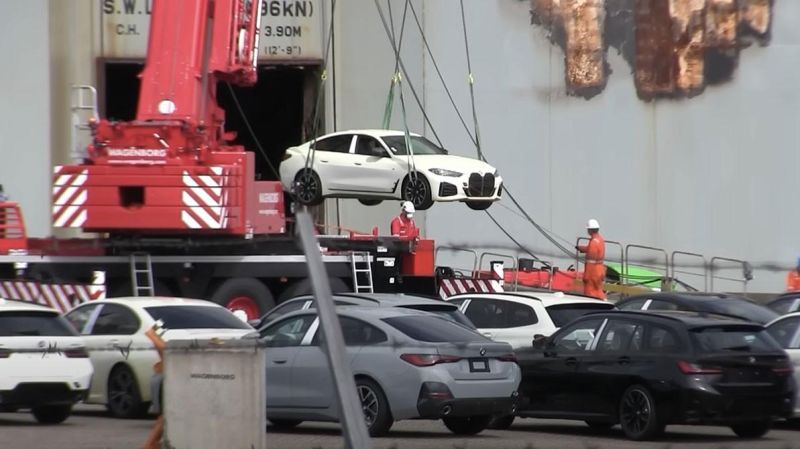 BMW со сгоревшего автовоза хотят продавать по всему миру