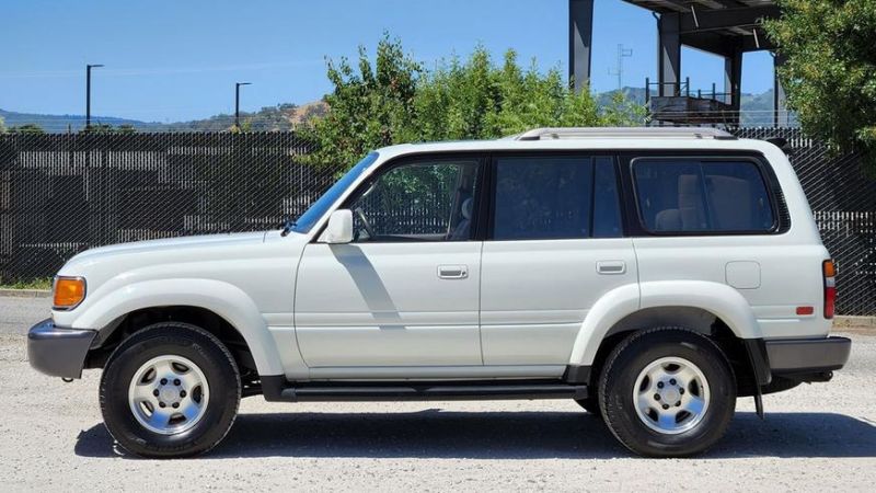 Практически новый Land Cruiser 80 выставлен на торги в США