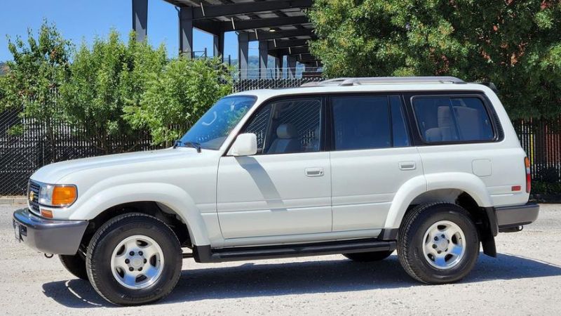 Практически новый Land Cruiser 80 выставлен на торги в США