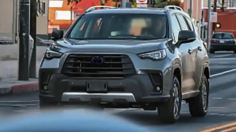Toyota готовит RAV4 к обновлению: первое фото