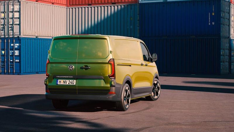 Опубликованы первые фото нового Volkswagen Transporter