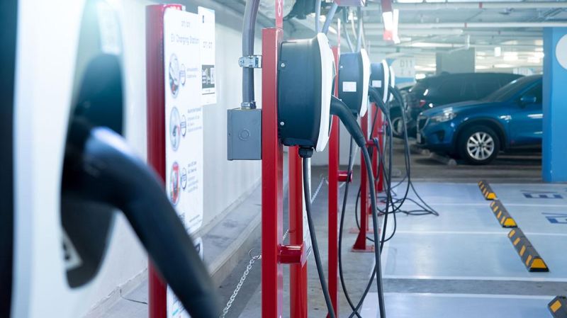 Заряжать электромобили в паркингах и на стоянках разрешат с 31 августа