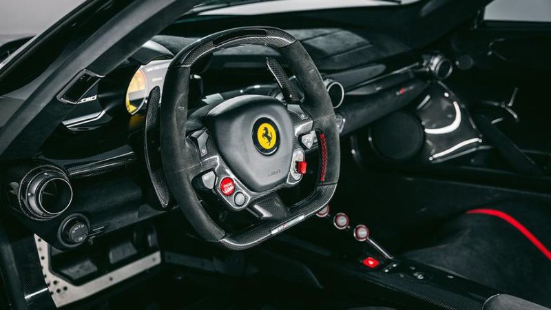 Ferrari LaFerrari почти без пробега оценили дороже Bugatti Chiron