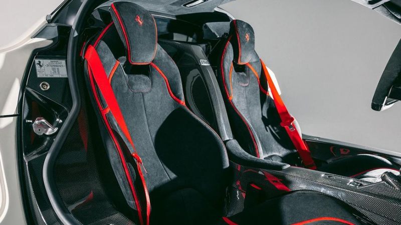Ferrari LaFerrari почти без пробега оценили дороже Bugatti Chiron