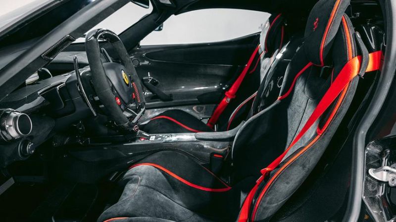 Ferrari LaFerrari почти без пробега оценили дороже Bugatti Chiron