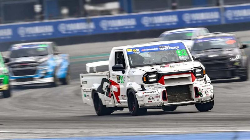 Toyota отправила дешёвый пикап на гоночную трассу