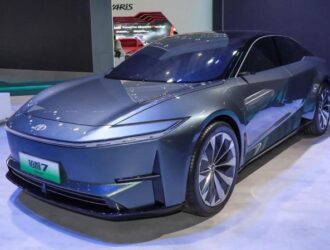 Toyota показала в Китае новый электроседан bZ7