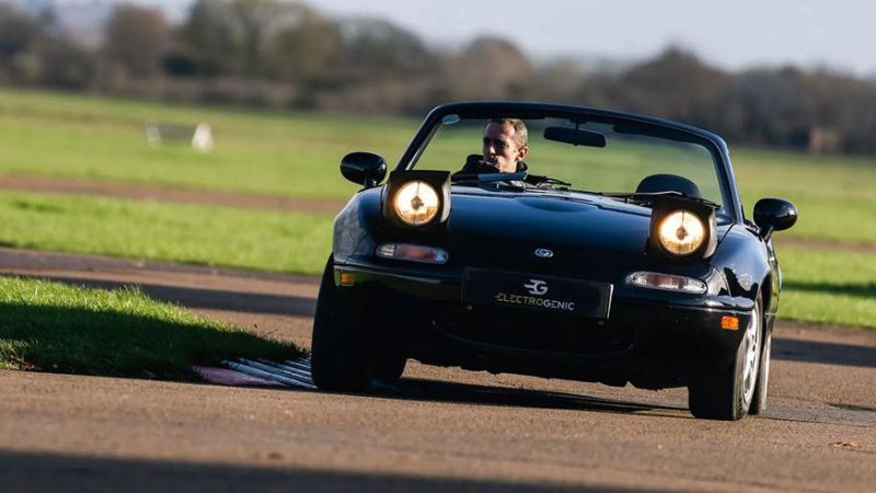 Классическую Mazda MX-5 превратили в электромобиль