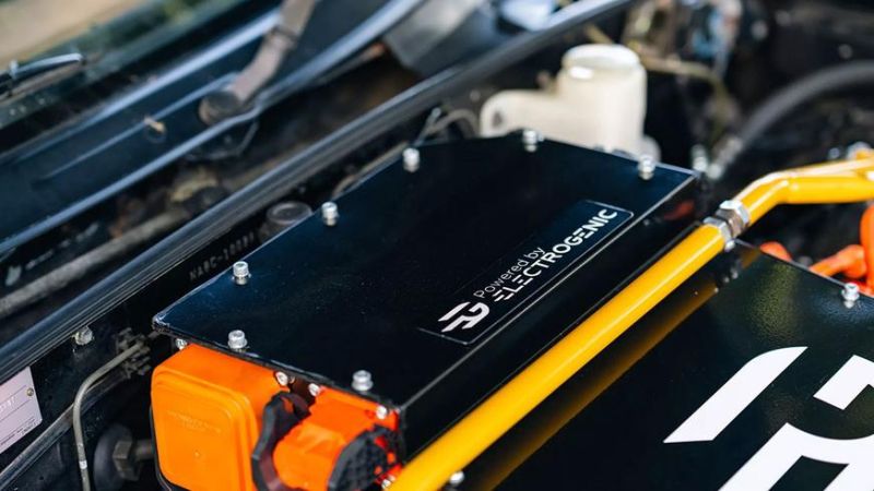 Классическую Mazda MX-5 превратили в электромобиль