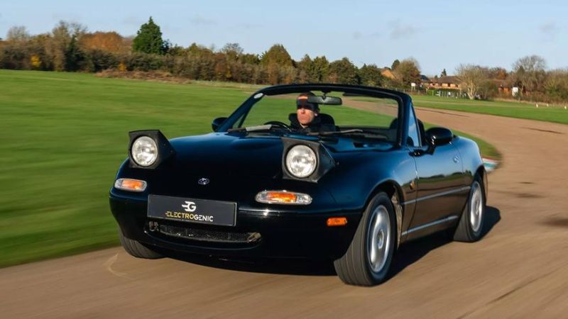 Классическую Mazda MX-5 превратили в электромобиль