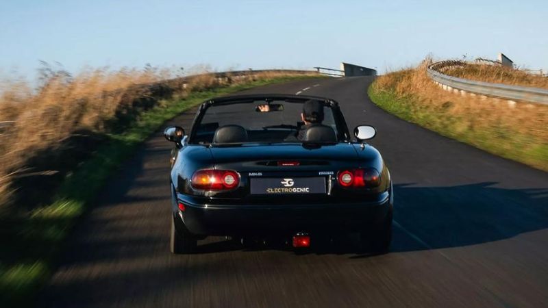 Классическую Mazda MX-5 превратили в электромобиль