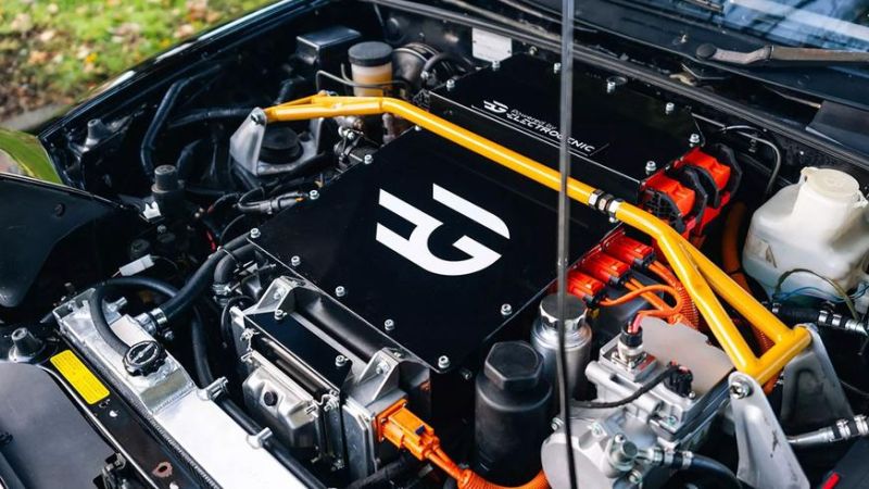 Классическую Mazda MX-5 превратили в электромобиль