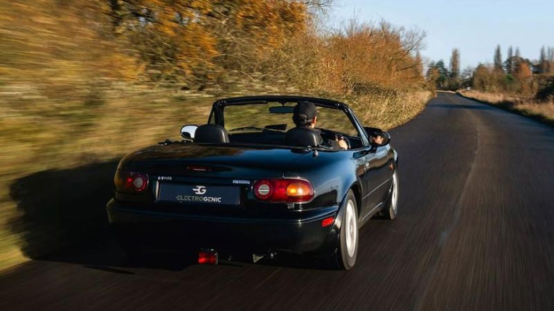 Классическую Mazda MX-5 превратили в электромобиль