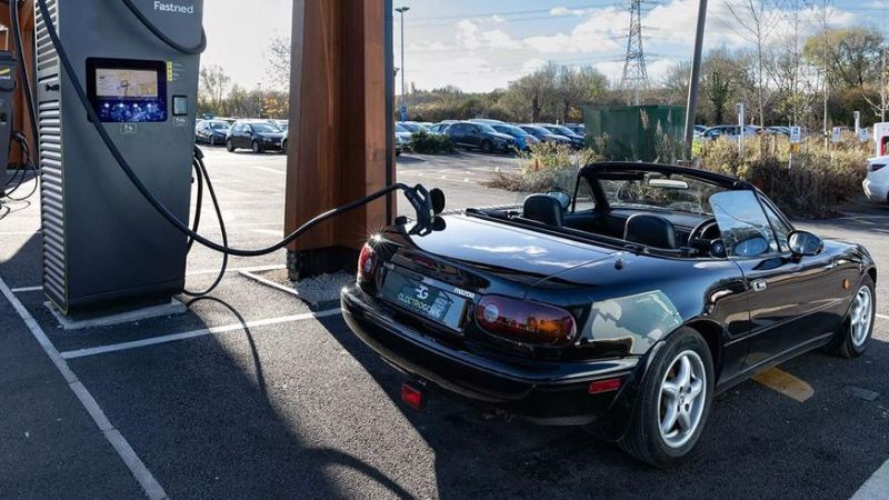Классическую Mazda MX-5 превратили в электромобиль