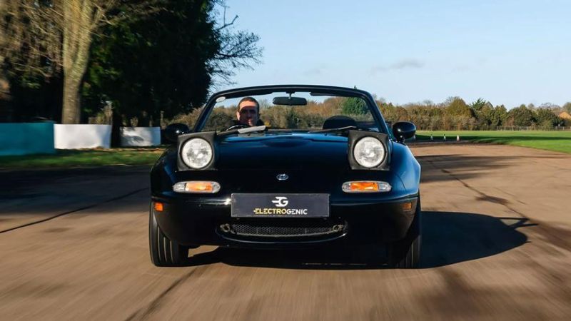 Классическую Mazda MX-5 превратили в электромобиль