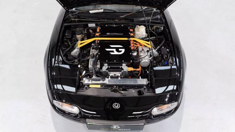 Классическую Mazda MX-5 превратили в электромобиль