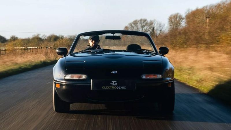 Классическую Mazda MX-5 превратили в электромобиль