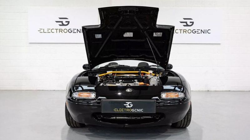 Классическую Mazda MX-5 превратили в электромобиль