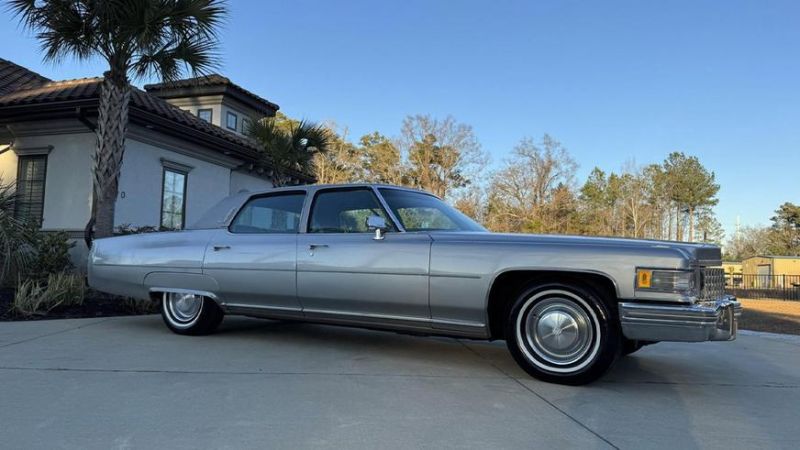 Раритетный Cadillac Fleetwood 1976 года выставлен на торги