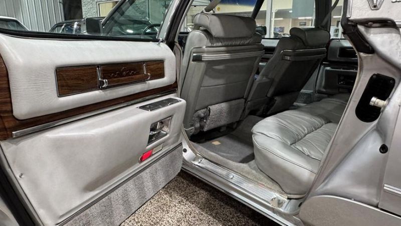 Раритетный Cadillac Fleetwood 1976 года выставлен на торги
